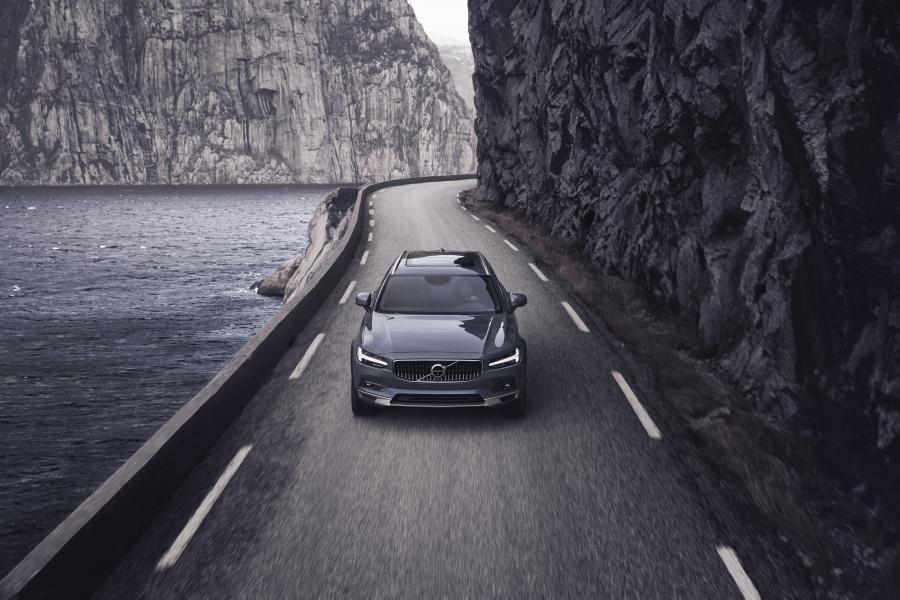  Volvo V90 B6 Cross Country 2020 года  (WW) (фото 8 из 9)